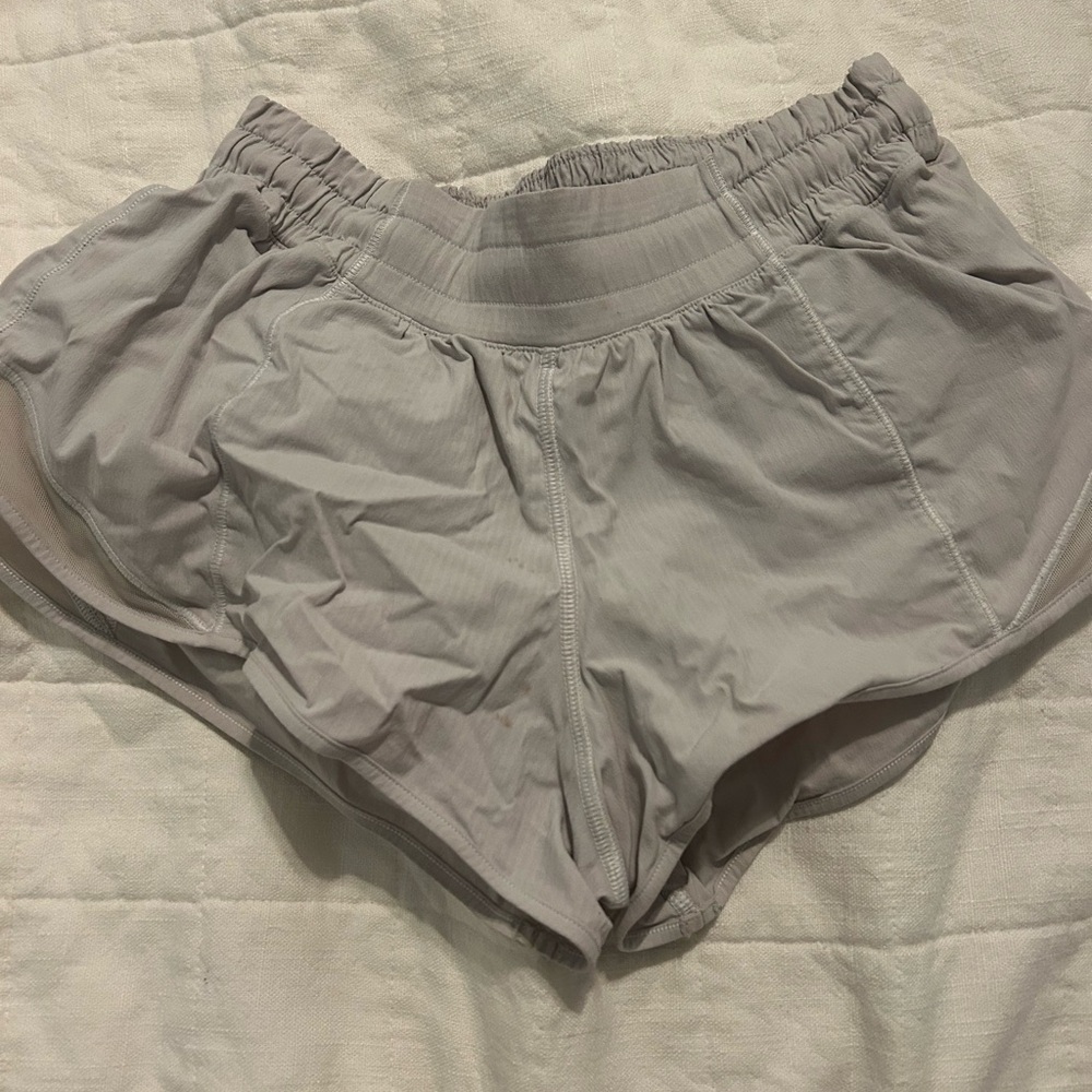 lululemon Hottie Hot 2.5 inch size 4 white shorts